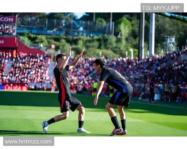 足球明星齐聚香港激情对决球迷热情高涨共庆足球盛宴 足球明星齐聚香港激情对决球迷热情高涨共庆足球盛宴