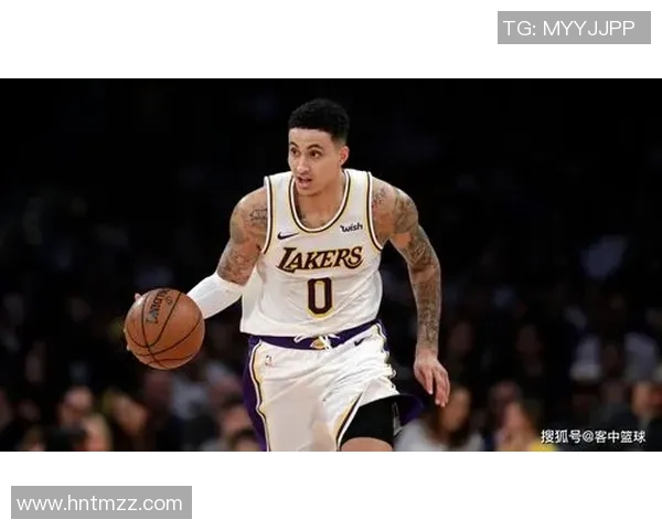 足球巨星化身老年人搞笑恶作剧引发球迷热议与欢笑 足球巨星化身老年人搞笑恶作剧引发球迷热议与欢笑