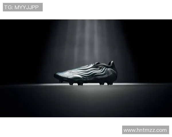 足球明星全黑足球鞋的魅力与风格解析让你在球场上尽显个性与实力 足球明星全黑足球鞋的魅力与风格解析让你在球场上尽显个性与实力